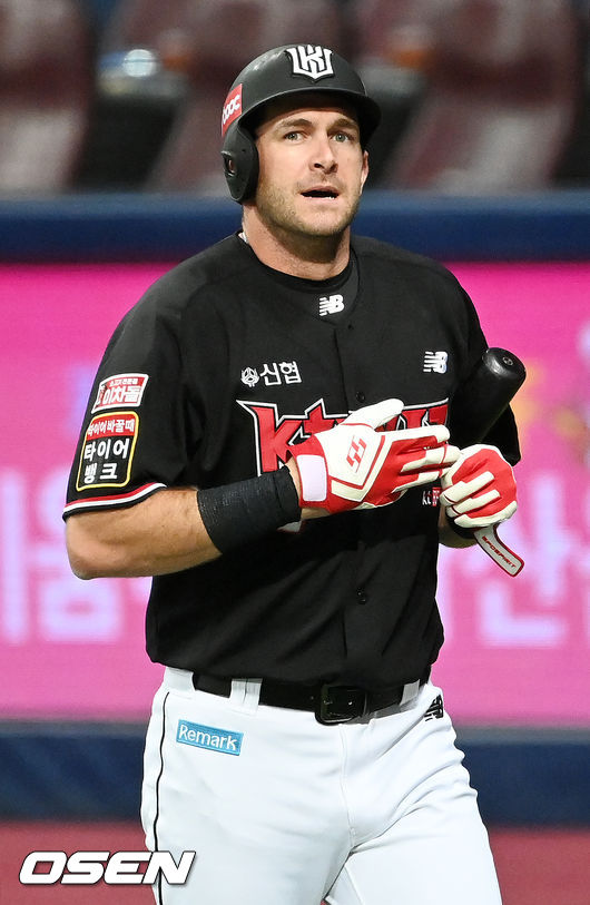 4회초 KT 선두타자로 나온 호잉이 포수 스트라이크 낫아웃 이후 1루수 터치아웃으로 물러나며 아쉬워하고 있다. 21.08.10/rumi@osen.co.kr