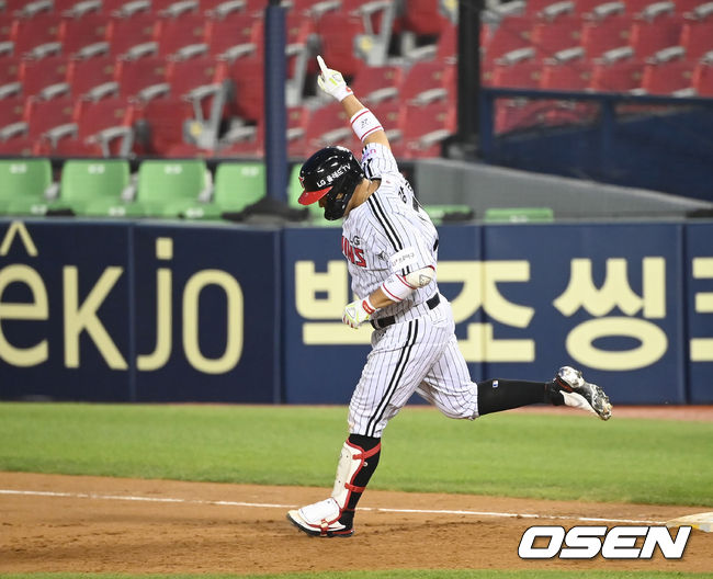 10일 서울 잠실야구장에서 ‘2021 신한은행 SOL KBO 리그’ LG 트윈스와 SSG 랜더스의 경기가 열렸다.4회말 1사 1,2루 LG 유강남이 스리런 홈런을 때린 뒤 기뻐하고 있다. 2021.08.10/ youngrae@osen.co.kr