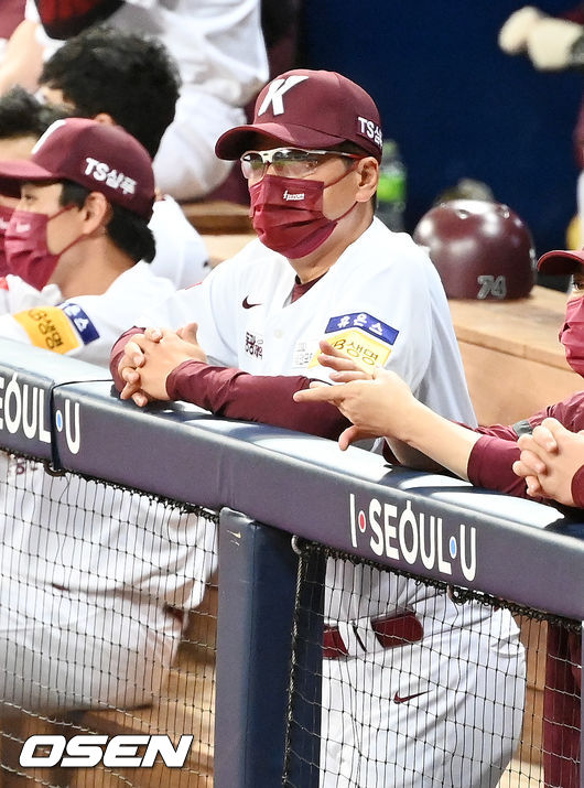 키움 홍원기 감독이 덕아웃에서 경기를 주시하고 있다. 21.08.10/rumi@osen.co.kr