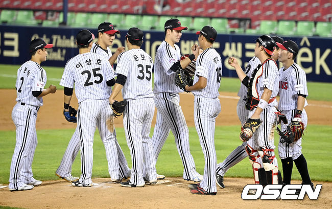 LG 트윈스가 순조로운 후반기 출발을 알렸다.LG는 10일 잠실구장에서 열린 ‘2021 신한은행 SOL KBO리그’ SSG 랜더스와 시즌 10차전에서 4-0 승리를 거뒀다.승리를 거둔 LG 선수들이 기뻐하고 있다. 2021.08.10/ youngrae@osen.co.kr