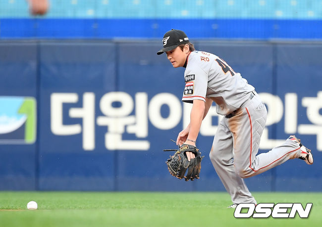 한화 2루수 정은원이 타구를 놓치고 있다. 2021.06.22 /ksl0919@osen.co.kr