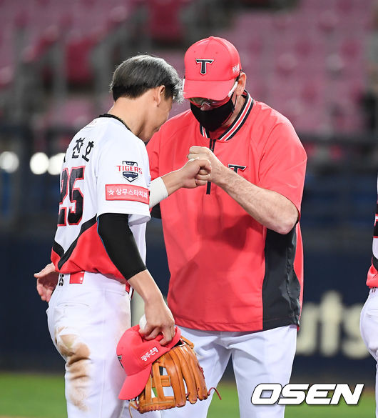 경기종료 후 KIA 박찬호가 맷 윌리엄스 감독과 하이파이브를 하고 있다..  / soul1014@osen.co.kr