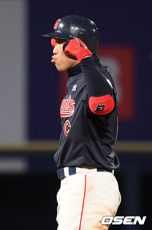 3회초 1사 주자 1, 3루 롯데 전준우가 좌중간 역전 2타점 적시 2루타를 날린 후 세레모니를 하고 있다./rumi@osen.co.kr