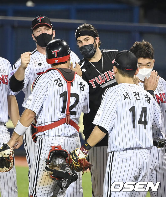 LG 트윈스가 순조로운 후반기 출발을 알렸다.LG는 10일 잠실구장에서 열린 ‘2021 신한은행 SOL KBO리그’ SSG 랜더스와 시즌 10차전에서 4-0 승리를 거뒀다.승리를 거둔 LG 켈리가 선수들과 기뻐하고 있다. 2021.08.10/ youngrae@osen.co.kr