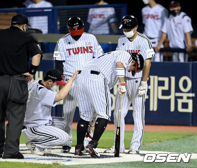 6회말 무사 LG 유강남이 사구를 맞아 교체되고 있다. 2021.08.10/ youngrae@osen.co.kr