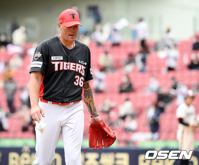 KIA 브룩스가 두산 허경민에게 동점 적시타를 허용한 뒤 강판되고 있다. /youngrae@osen.co.kr