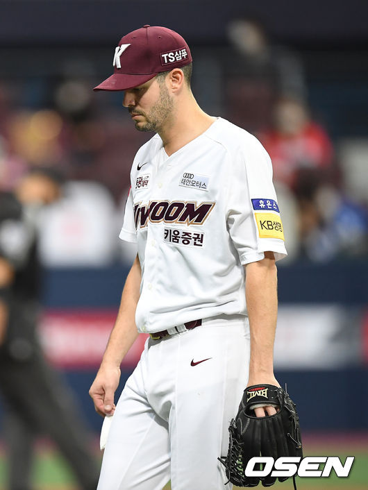 7일 오후 서울 고척스카이돔에서 ‘2021 신한은행 SOL KBO 리그’ 키움 히어로즈와 SSG 랜더스의 경기가 열렸다.6회초 이닝을 마친 키움 브리검이 더그아웃으로 들어오고 있다. 2021.07.07/youngrae@osen.co.kr