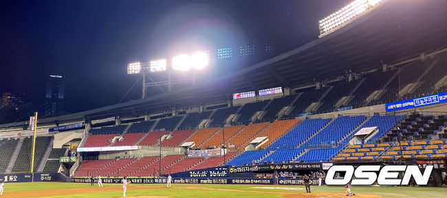 10일 서울 잠실야구장에서 ‘2021 신한은행 SOL KBO 리그’ LG 트윈스와 SSG 랜더스의 경기가 열렸다.서울, 경기(수원), 인천, 대전, 창원, 부산은 코로나19 거리두기 단계가 4단계로 격상됐다. 거리두기 단계 지침에 따라 이들 지자체의 스포츠이벤트는 무관중 경기로 치러진다. 2021.08.10/ youngrae@osen.co.kr