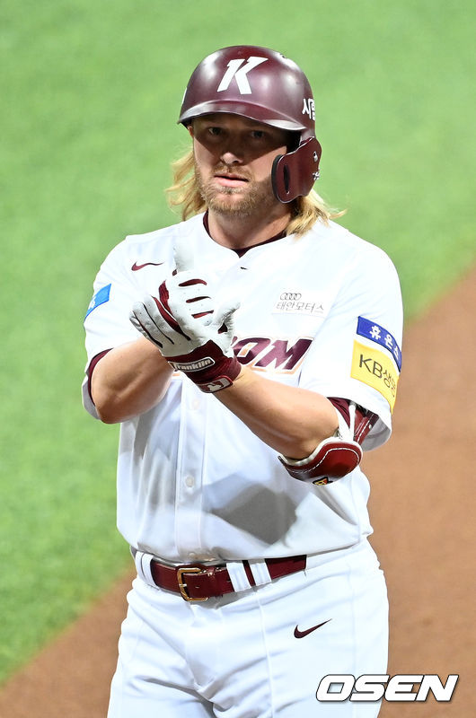 2회말 1사 주자 1루 키움 모터가 중견수 앞 안타를 날린 후 덕분에 세레모니를 하고 있다./ rumi@osen.co.kr