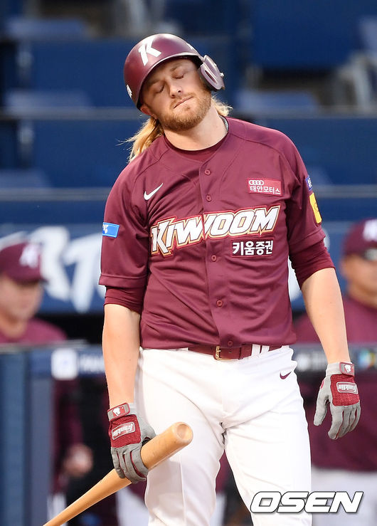 2회초 무사 주자 1,3루 키움 모터가 타석에서 삼진아웃을 당한 후 아쉬워하고 있다. / rumi@osen.co.kr