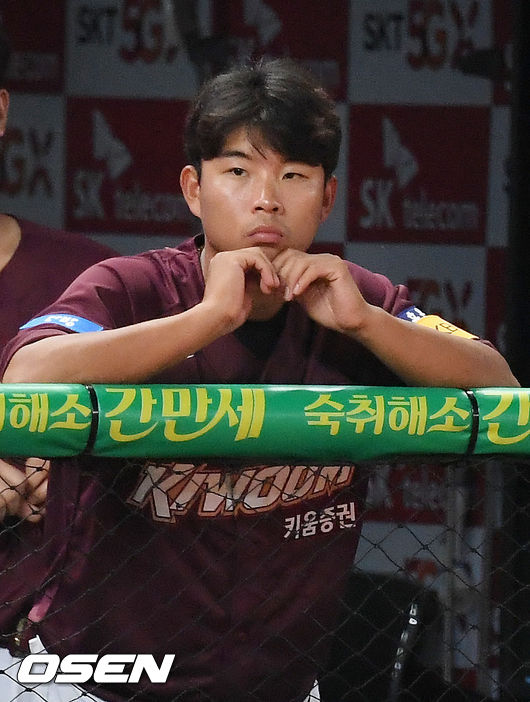 이 날 처음 1군에 등록한 송진우 아들 송우현이 덕아웃에서 경기를 주시하고 있다./ rumi@osen.co.kr