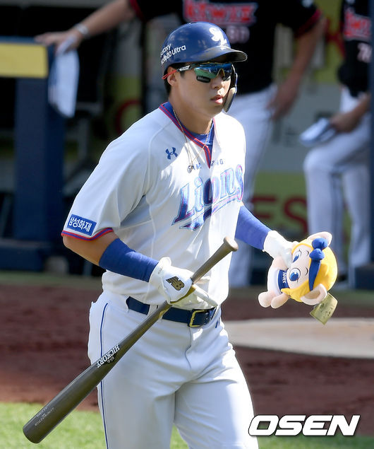 1일 오후 대구삼성라이온즈파크에서 ‘2020 신한은행 SOL KBO 리그’ 삼성 라이온즈와 KT 위즈의 경기가 열렸다.2회말 무사 삼성 김동엽이 동점 솔로 홈런을 날린 뒤 더그아웃으로 ㅇ이동하고 있다./ksl0919@osen.co.kr