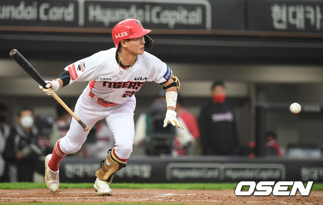 8일 광주-기아 챔피언스필드에서 ‘2021 신한은행 SOL KBO 리그’ KIA 타이거즈와 두산 베어스의 경기가 열렸다.6회말 무사 1루 KIA 박찬호가 보내기 번트를 하고 있다. /youngrae@osen.co.kr