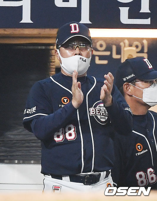 6회초 1사 주자 3루 두산 페르난데스가 1루수 앞 땅볼로 역전 1타점을 올리자 김태형 감독이 덕아웃에서 박수를 보내고 있다. 2021.06.02 /rumi@osen.co.kr