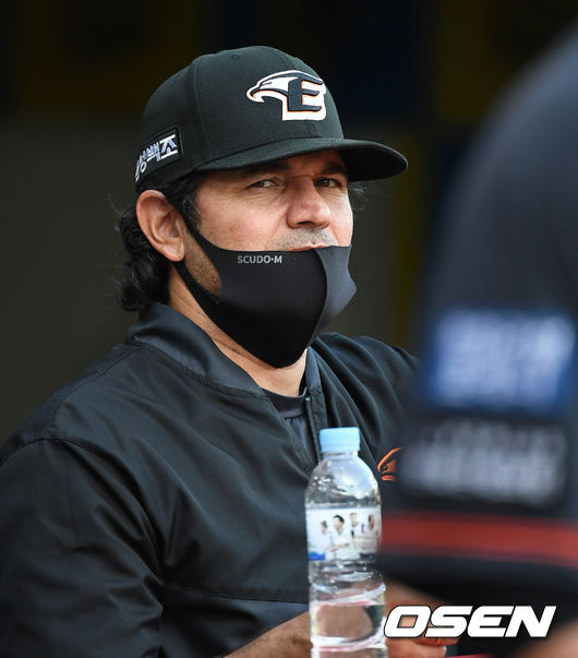 한화 수베로 감독이 그라운드를 바라보고 있다. 2021.07.09 /sunday@osen.co.kr