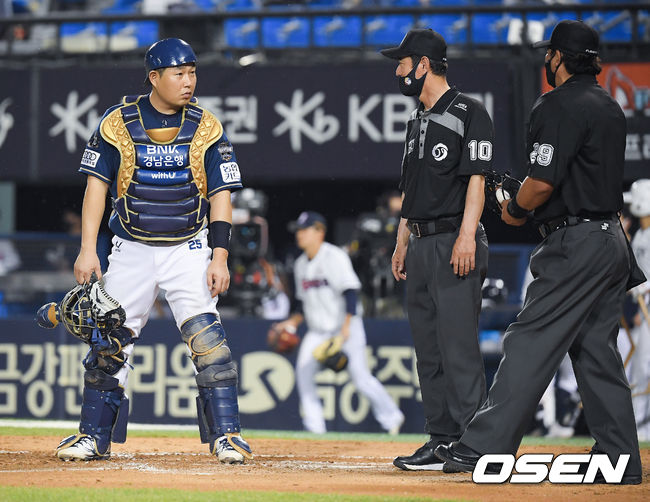 8회말 1사 만루 두산 양석환의 외야플라이때 NC 양의지 포수가 홈태그업 시도한 3루 주자 박건우를 태그아웃시킨후 심판들과 이야기를 하고 있다. 21.07.07 / soul1014@osen.co.kr