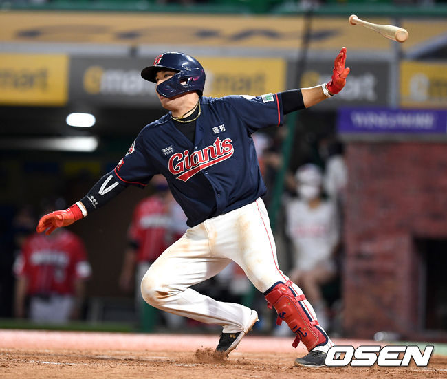 연장 10회초 2사 1, 3루 상황 롯데 지시완이 역전 1타점 적시타를 날리고 있다. 2021.07.02 / dreamer@osen.co.kr