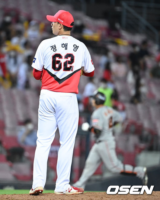 11일 오후 광주기아챔피언스필드에서 2021 신한은행 SOL KBO리그 KIA 타이거즈와 한화 이글스의 경기가 진행됐다.9회초 2사 1,2루 한화 최재훈에게 동점 3점 홈런을 허용한 KIA 정해영 투수가 아쉬워하고 있다 . 2021.08.11