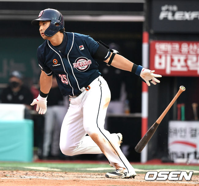 8회초 무사 선두타자로 나선 두산 강승호가 안타를 날리고 있다. 2021.06.20 / dreamer@osen.co.kr