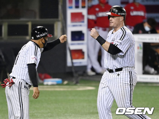 11일 서울 잠실야구장에서 ‘2021 신한은행 SOL KBO 리그’ LG 트윈스와 SSG 랜더스의 경기가 열렸다.5회말 2사 LG 보어가 솔로 홈런을 때린 뒤 베이스를 돌고 있다. 2021.08.11/ youngrae@osen.co.kr