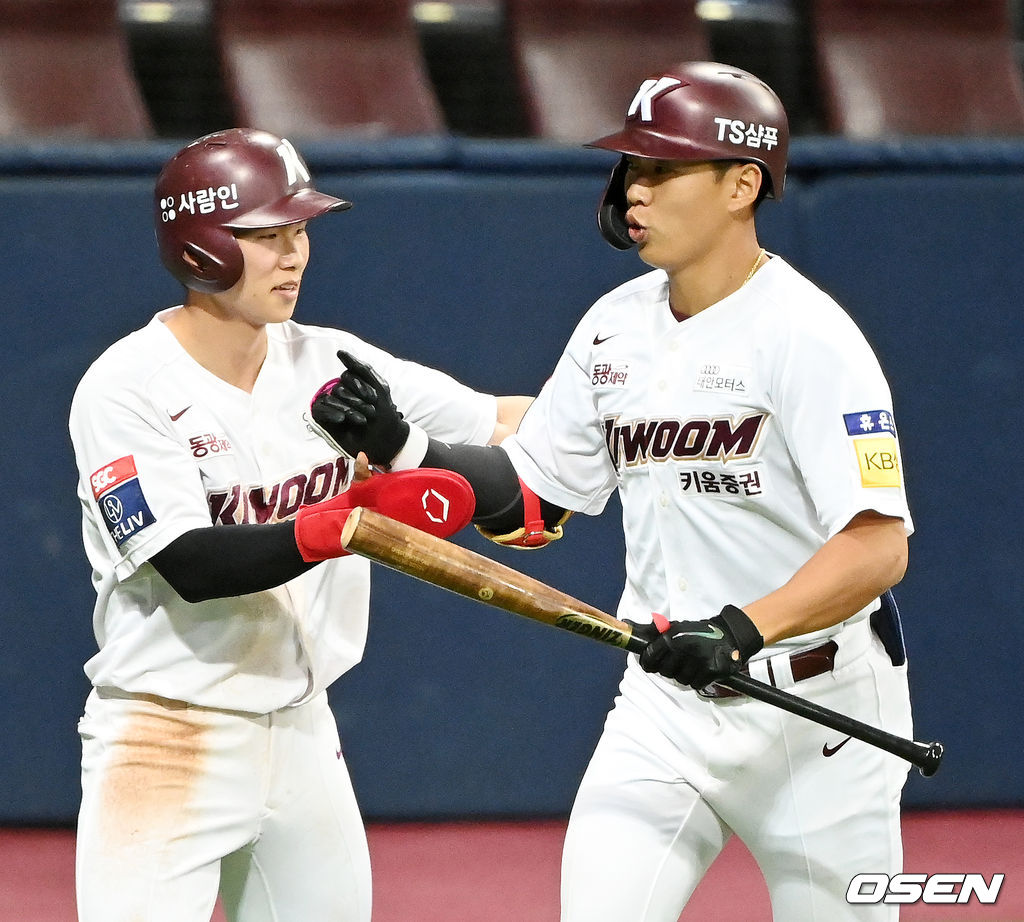 1회말 1사 주자 1루 키움 송성문이 우중월 선취 투런홈런을 날린 후 홈을 밟고 있다. 21.08.11/rumi@osen.co.kr