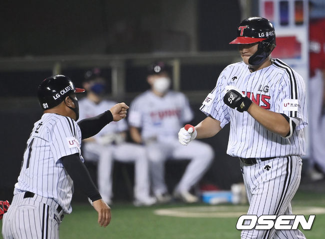 4회말 1사 LG 이재원이 솔로 홈런을 때린 뒤 베이스를 돌고 있다. 2021.08.11/ youngrae@osen.co.kr