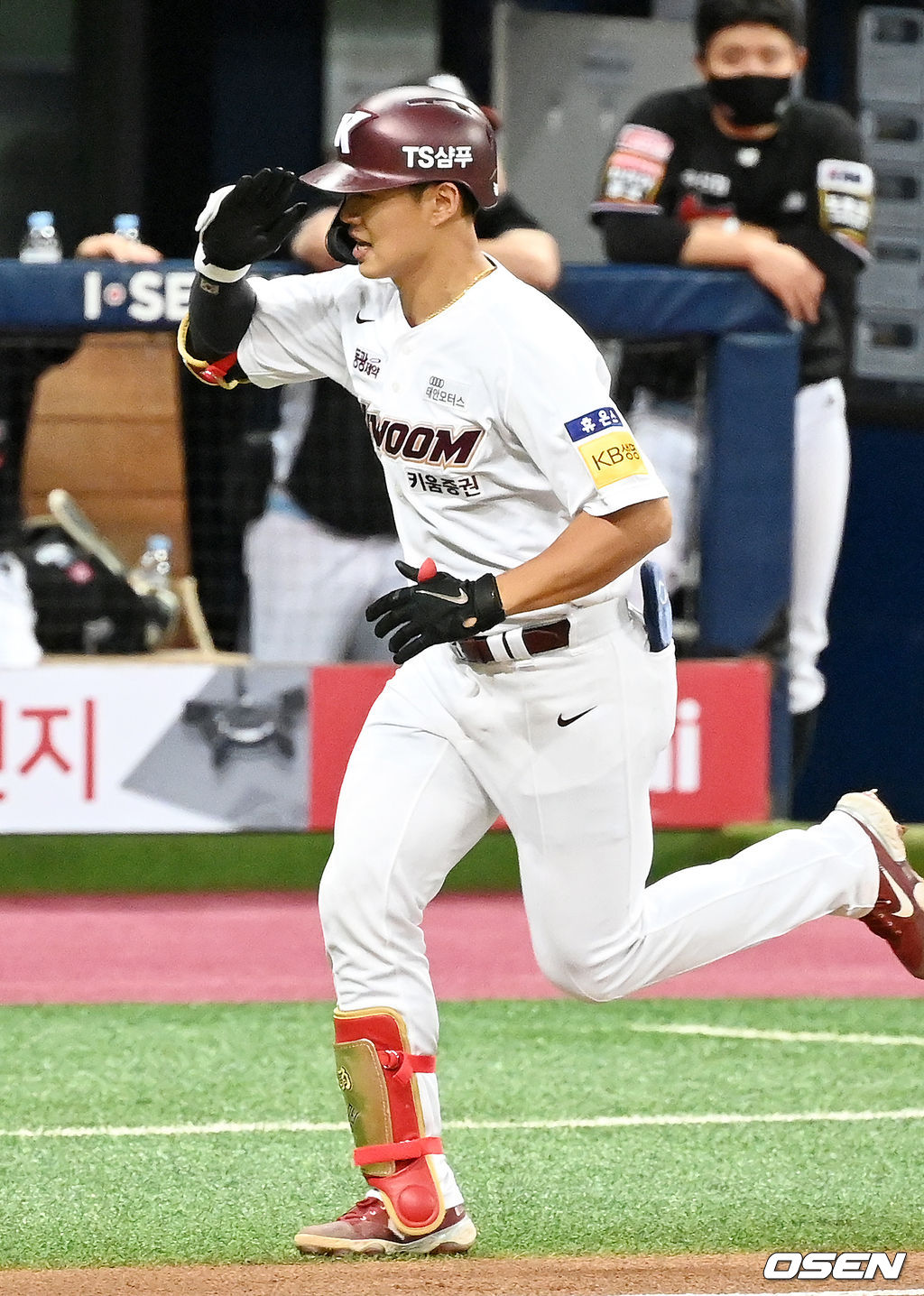 1회말 1사 주자 1루 키움 송성문이 우중월 선취 투런홈런을 날린 후 그라운드를 돌고 있다. 21.08.11/rumi@osen.co.kr