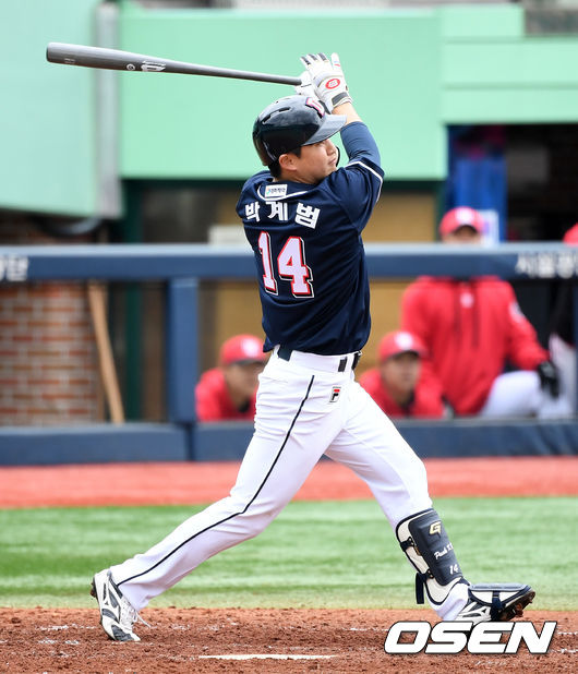 KT 위즈와 두산 베어스가 1일 울산 문수야구장에서 연습경기를 가졌다.4회 두산 박계범이 안타를 치고 있다. /sunday@osen.co.kr