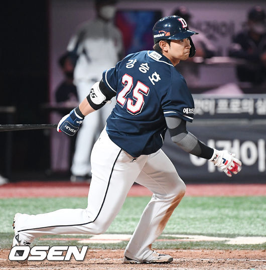 7회초 1사 주자 1,2루 두산 강승호가 우익수 앞 안타를 날리고 있다. 21.06.18/rumi@osen.co.kr