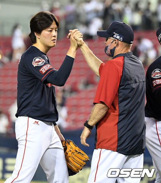 경기를 마치고 롯데 김원중이 서튼 감독과 승리를 기뻐하고 있다. 2021.06.26 /jpnews@osen.co.kr