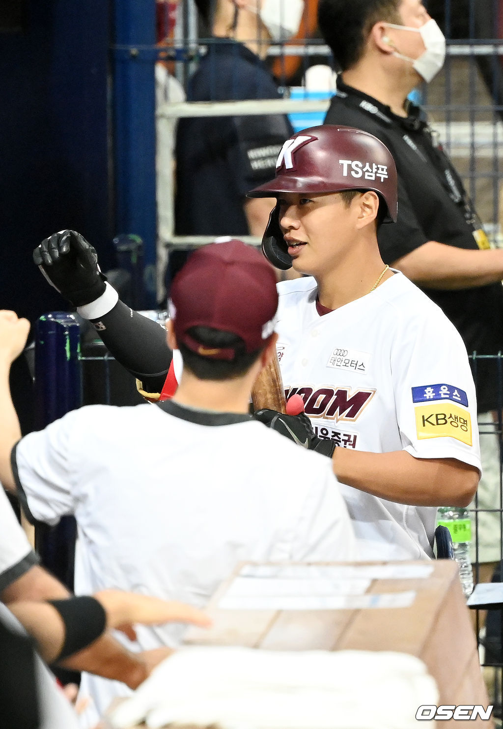 1회말 1사 주자 1루 키움 송성문이 우중월 선취 투런홈런을 날린 후 덕아웃에서 하이파이브를 하고 있다. 21.08.11/rumi@osen.co.kr