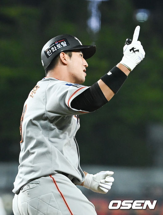 11일 오후 광주기아챔피언스필드에서 2021 신한은행 SOL KBO리그 KIA 타이거즈와 한화 이글스의 경기가 진행됐다.9회초 2사 1,2루 한화 최재훈이 동점 3점 홈런을 날리고 환호하고 있다.  2021.08.11 / soul1014@osen.co.kr