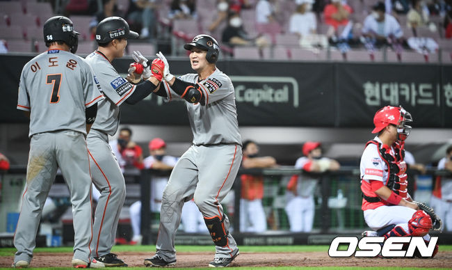 11일 오후 광주기아챔피언스필드에서 2021 신한은행 SOL KBO리그 KIA 타이거즈와 한화 이글스의 경기가 진행됐다.9회초 2사 1,2루 한화 최재훈이 동점 3점 홈런을 날리고 동료들의 축하를 받고 있다.  2021.08.11 