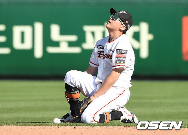 한화 정은원이 타구를 잡았다 놓치고 있다. /youngrae@osen.co.kr