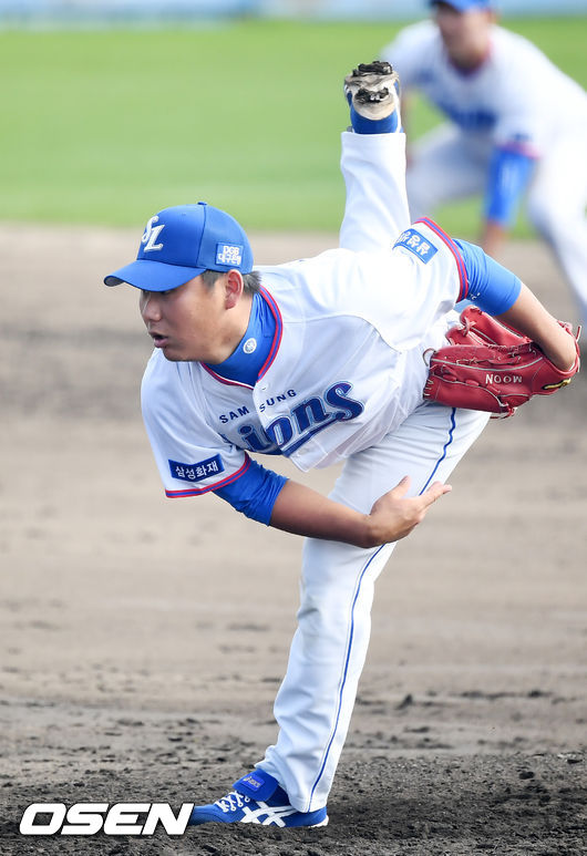 23일 오후 일본 오키나와 온나 아카마 볼 파크에서 진행된 삼성라이온즈의 오키나와 스프링캠프 훈련 청백전에서 6회초 마운드에 오른 백팀 문용익이 힘차게 공을 뿌리고 있다../rumi@osen.co.kr