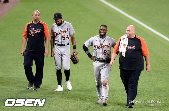 [사진] 디트로이트의 아키 바두(오른쪽에서 두번째)와 에릭 힐(왼쪽에서 두번째)이 11일(한국시간) 볼티모어와의 원정 경기에서 수비 도중 충돌 사고를 일으킨 뒤 응급 처치를 받고 트레이너와 함께 덕아웃으로 향하고 있다.ⓒGettyimages(무단전재 및 재배포 금지)