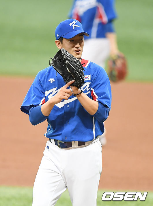 1회말 무사 대표팀 고영표가 키움 서건창의 강습 타구를 처리한 뒤 더그아웃에 사인을 보내고 있다. 2021.07.25 /youngrae@osen.co.kr