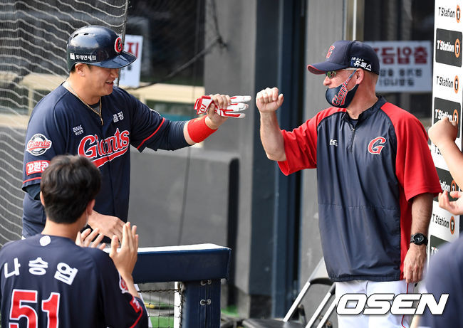 4회초 1사 1,3루에서 롯데 이대호가 안치홍의 1타점 우중간 적시타에 홈을 밟고 서튼 감독과 기뻐하고 있다. 2021.06.26 /jpnews@osen.co.kr