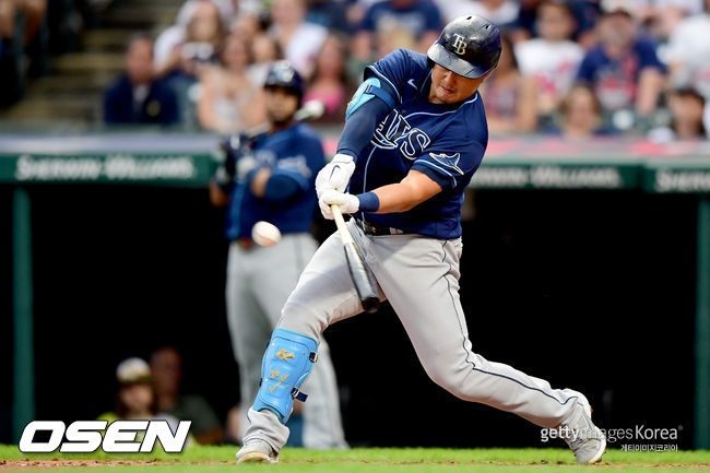 [사진] 탬파베이 최지만이 2021년 8월 12일(한국시간) 보스턴전에서 9회초 안타를 치고 득점까지 했지만 팀의 완패를 막지는 못했다. ⓒGettyimages(무단전재 및 재배포 금지)