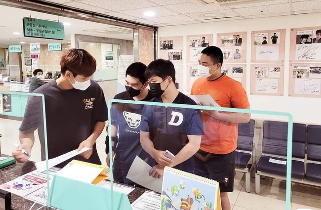 [사진] 아마추어 선수들에게 사인을 해주는 키움 히어로즈 이정후. / 페이스북 캡쳐 