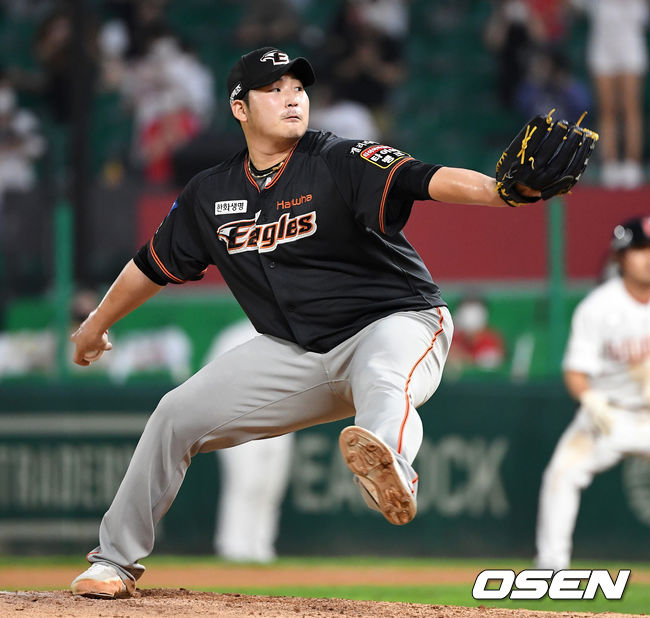 10일 오후 인천 SSG 랜더스필드에서 SSG 랜더스와 한화 이글스의 경기가 열렸다.6회말 2사 1루에서 한화 김민우가 역투하고 있다. 2021.07.10 /sunday@osen.co.kr