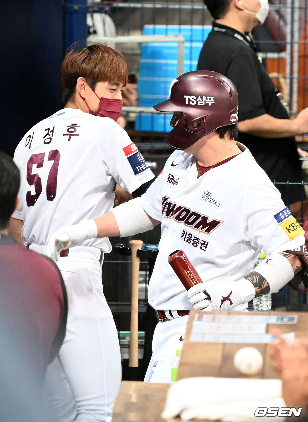 2회말 키움 선두타자로 나온 박병호가 중월 솔로홈런을 날린 후 덕아웃에서 이정후와 하이파이브를 하고 있다. 21.08.11/rumi@osen.co.kr