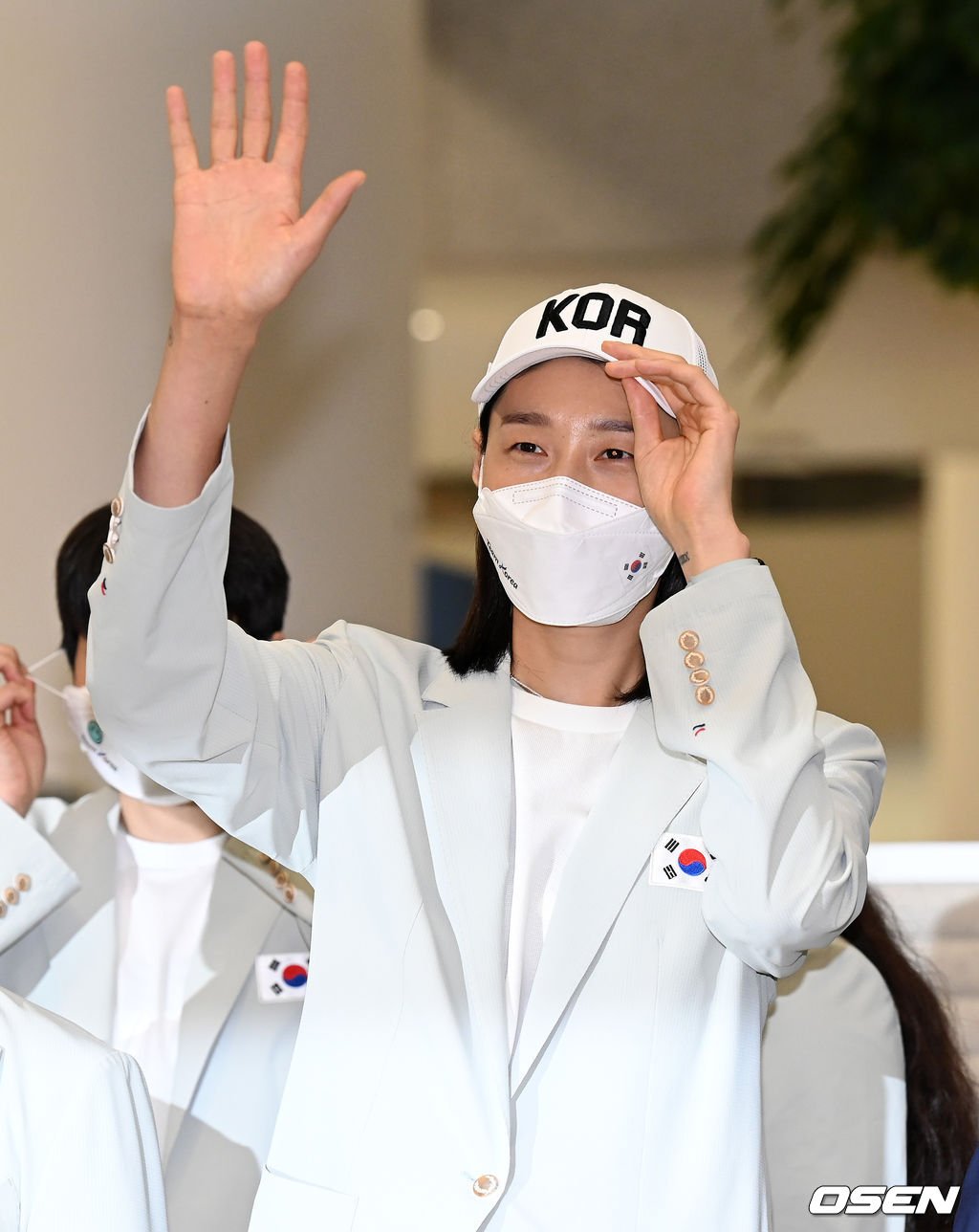 여자배구대표팀 김연경이 선수단 환영 행사에서 팬들에게 손을 흔들며 인사를 하고 있다. 2021.08.09 /jpnews@osen.co.kr
