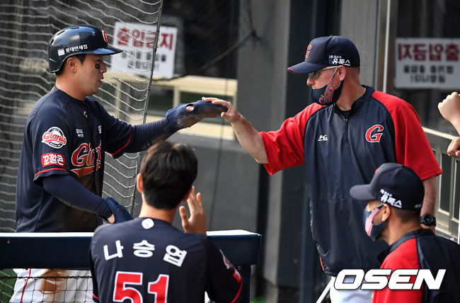 6회초 1사 2루에서 롯데 정훈이 안치홍의 동점 적시타에 홈을 밟고 더그아웃에서 서튼 감독과 기뻐하고 있다. 2021.06.26 /jpnews@osen.co.kr