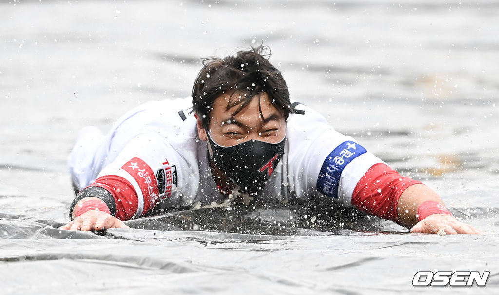 12일 광주-기아 챔피언스필드에서 열릴 예정이었던 2021 신한은행 SOL KBO리그 KIA 타이거즈와 한화 이글스의 경기가 우천으로 취소됐다.우천취소 확정 뒤 KIA 김태진이 우천 취소 세리머니를 하고 있다. 2021.08.12 / soul1014@osen.co.kr