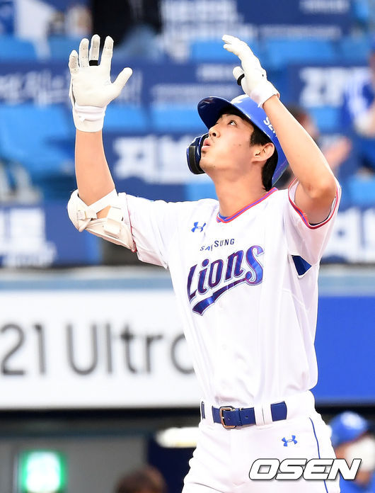 10일 오후 대구 삼성라이온즈파크에서 ‘2021 신한은행 SOL KBO리그’ 삼성 라이온즈와 KIA 타이거즈의 경기가 열렸다.1회말 1사 1루 삼성 구자욱이 선취 좌월 투런포를 때려낸 뒤 세리머니를 하고 있다. 2021.06.10 /cej@osen.co.kr