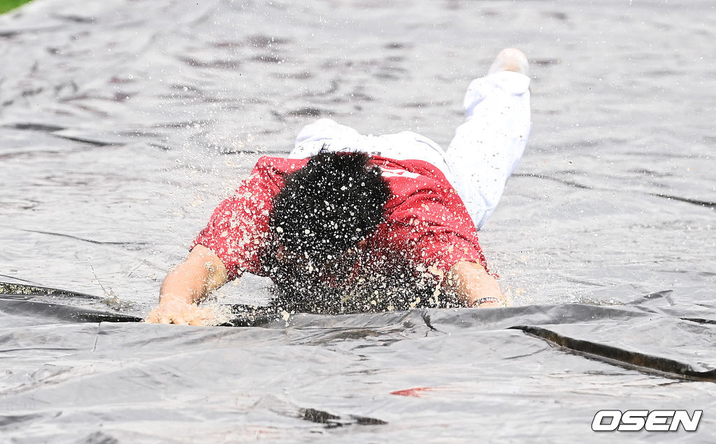 우천취소 확정 뒤 KIA 정해영이 우천 취소 세리머니를 하고 있다. 2021.08.12 / soul1014@osen.co.kr