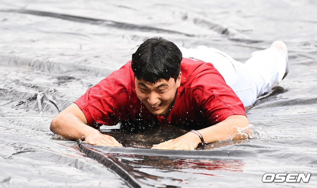 우천취소 확정 뒤 KIA 정해영이 우천 취소 세리머니를 하고 있다. 2021.08.12 / soul1014@osen.co.kr