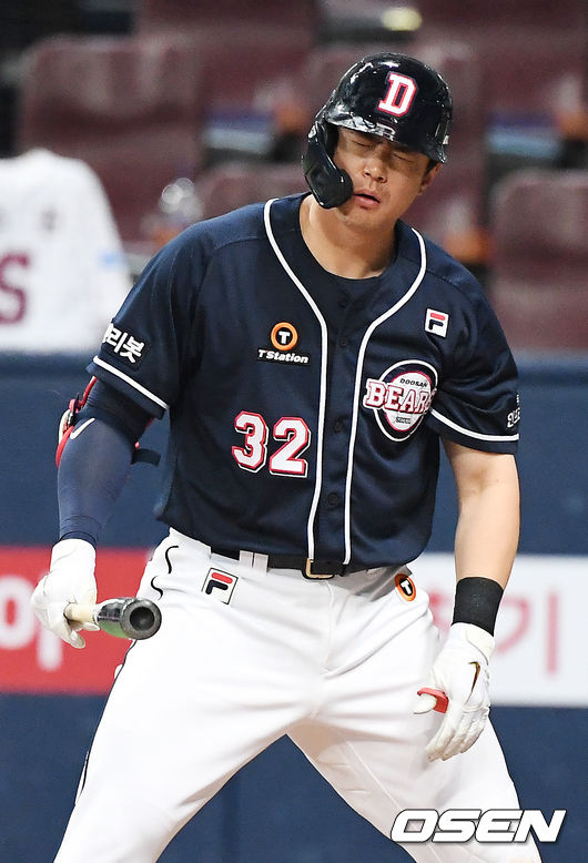 연장 11회초 2사 주자 만루 두산 김재환이 타석에서 헛스윙 삼진을 당하며 아쉬워하고 있다. /rumi@osen.co.kr