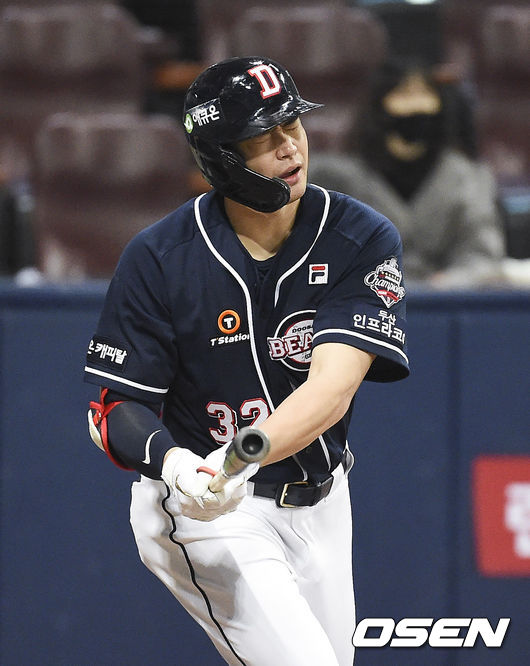 24일 오후 서울 고척스카이돔에서 ‘2020 신한은행 SOL KBO리그’ 포스트시즌 한국시리즈 6차전 NC 다이노스와 두산 베어스의 경기가 열렸다.5회초 1사 2루 두산 김재환이 외야플라이를 날린뒤 아쉬워하고 있다 / soul1014@osen.co.kr